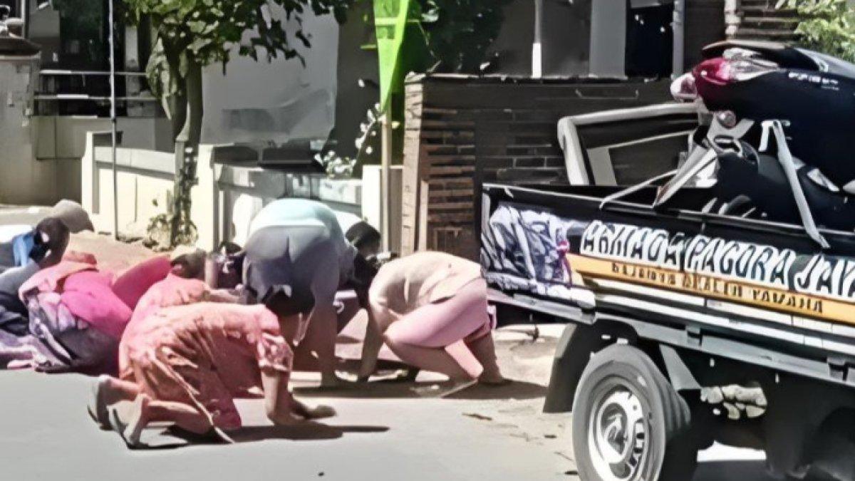 Viral video warga berebut uang receh di jalan