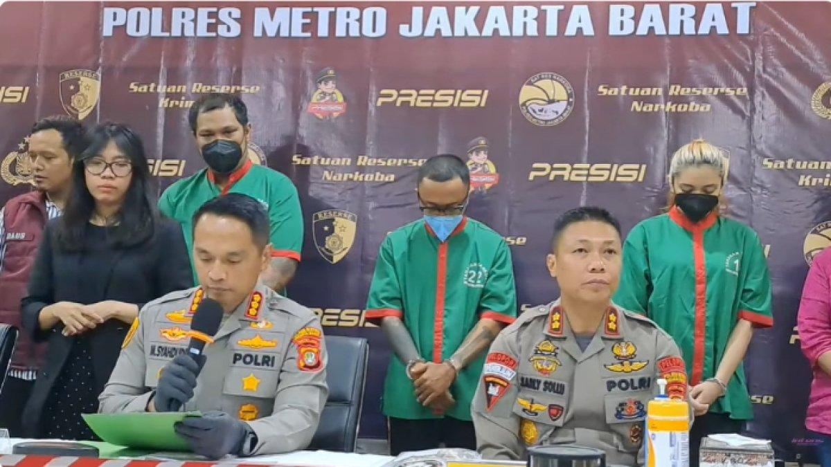 Virgoun dihadirkan polisi dalam rilis kasus penyalahgunaan narkoba di Polres Metro Jakarta Barat