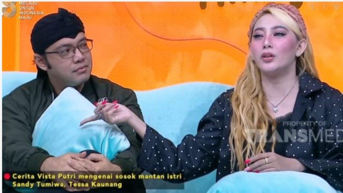 Vista Putri diketahui pernah menikah dengan pria bernama Bobby Konrad.