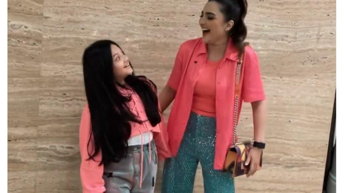 Wajah cantik Arsy merupakan keturunan dari sang ibu, Ashanty. Banyak yang menyebut Arsy merupakan jiplakan dari Ashanty.