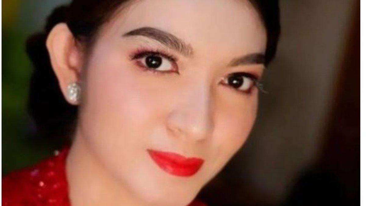 KECANTIKAN SELVI ANANDA - Wajah lembut Selvi tampak jelas dalam potret close-up ini. 
