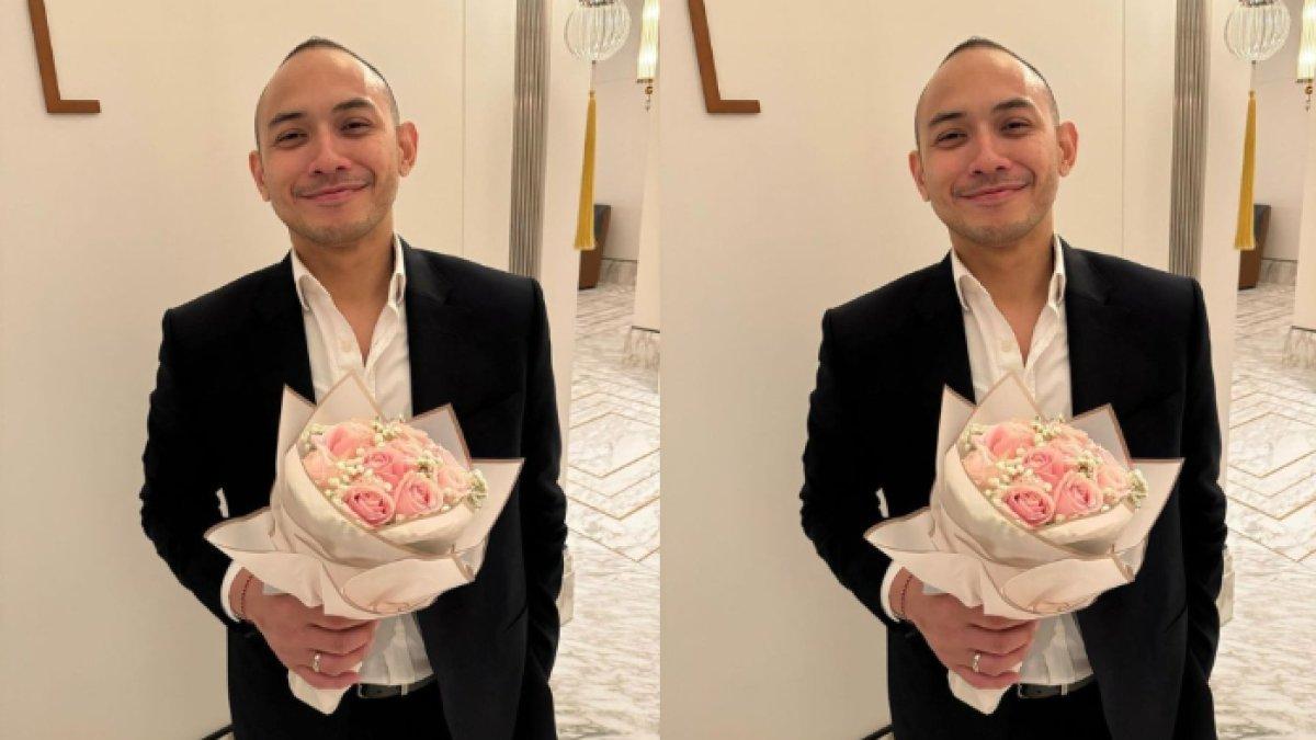 Wajah sumringah Tiko Aryawardhana saat bawakan buket bunga untuk BCL