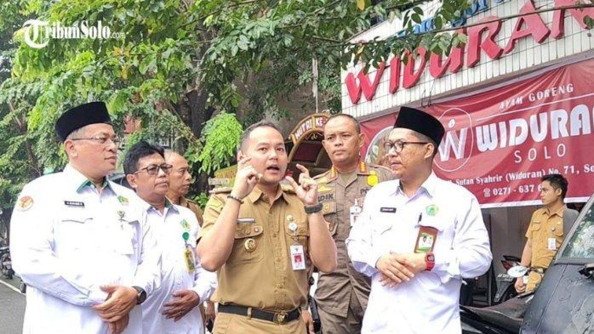SIDAK - Wali Kota Solo Respati Ardi di Ayam Goreng Widuran saat menggelar inspeksi mendadak, Senin (26/5/2025). Ia meminta Ayam Goreng Widuran menutup semua outletnya.