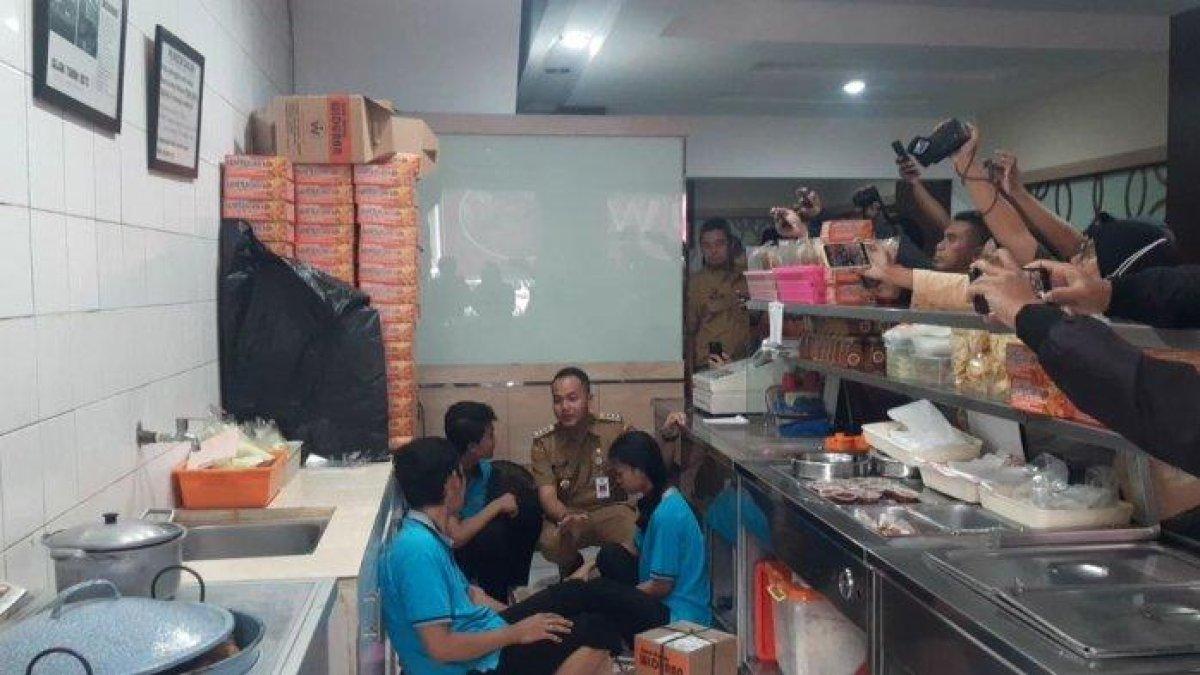 SIDAK AYAM GORENG WIDURAN - Wali Kota Solo, Respati Ardi melakukan sidak ke ayam goreng Widuran di Jalan Sutan Syahrir Kelurahan Kepatihan Kulon, Kecamatan Jebres, Solo, Jawa Tengah, Senin (26/5/2025).