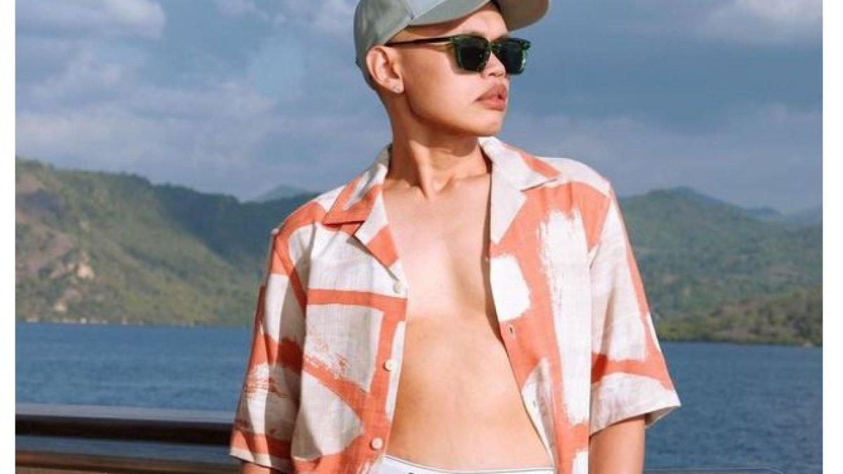 Wanda Hara tengah menikmati waktu liburannya ke Labuhan Bajo.