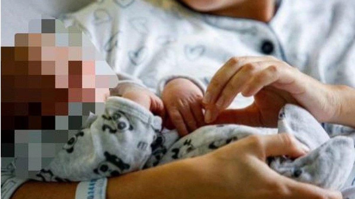 Wanita kerap dimarahi oleh ibunya sendiri karena memiliki banyak anak.