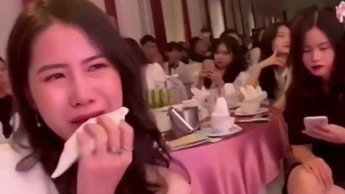Wanita menangis lihat mantan kekasihnya menikahi sahabatnya