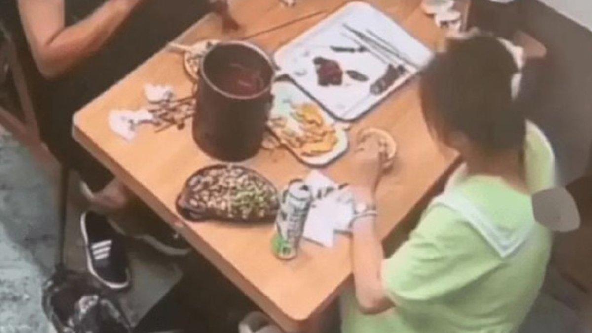 Wanita merogoh roknya lalu menaruh rambur ke makanannya kemudian menyalahkan restoran.