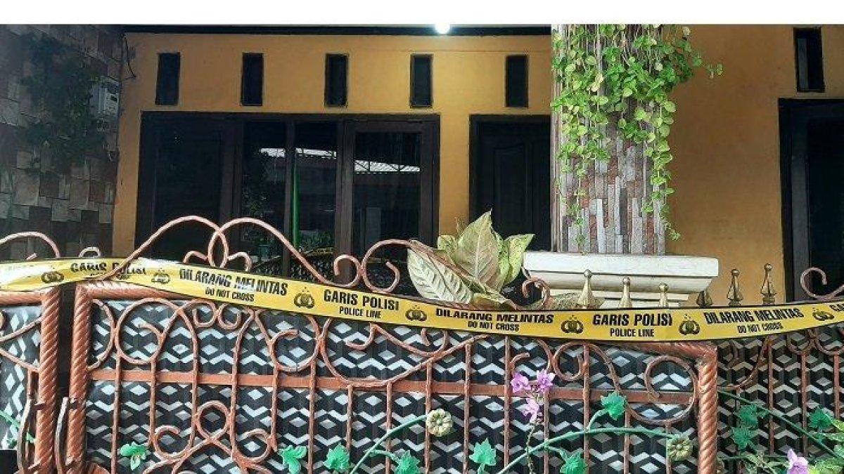 Rumah dari wanita paruh baya di gang Danau Poso 1, Kelapa Dua, Tangerang yang ditemukan tewas telah dipasang garis polisi