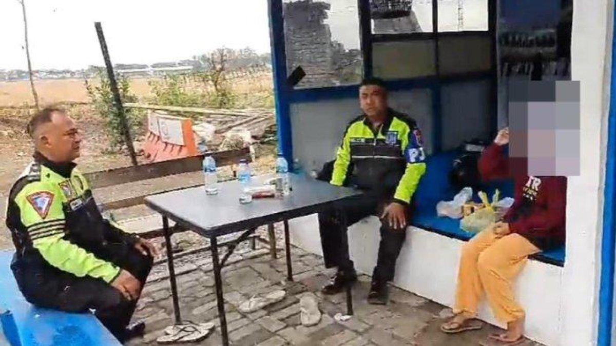 Wanita tunarungu berinisial RR bertemu kembali dengan keluarga atau mertuanya di Kabupaten Bangkalan, seusai diantar oleh Anggota Satuan PJR Unit Jatim VIII Ditlantas Polda Jatim