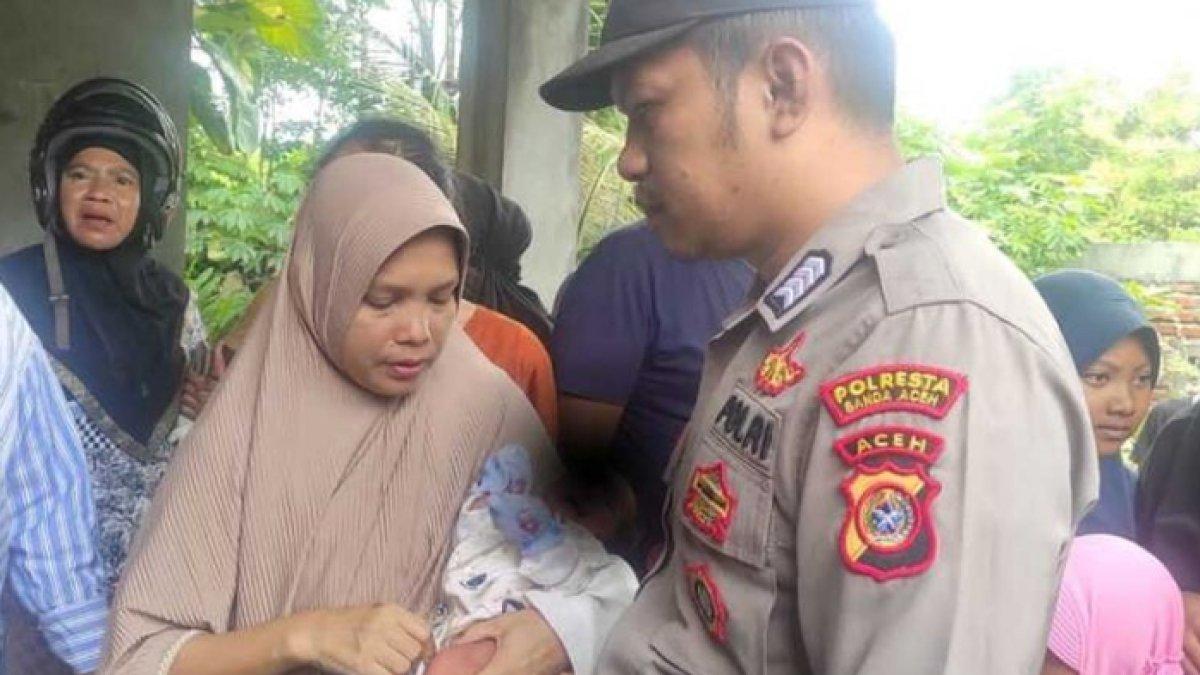 Warga Gampong (Desa) Lam Ujong, Kecamatan Baitussalam, Aceh Besar, menemukan sesosok bayi perempuan di atas kursi teras depan rumah.