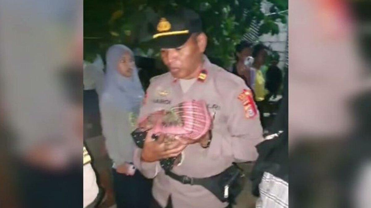 Warga Kelurahan Wakoko, Kecamatan Pasarwajo, Kabupaten Buton, Sulawesi Tenggara dihebohkan dengan penemuan bayi lelaki didalam kantung plastik hitam, Minggu (27/11/2023) malam.