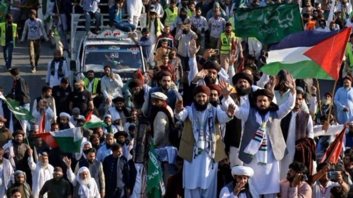 Pendukung partai Tehreek-e-Labbaik Pakistan (TLP) membawa bendera Palestina dalam unjuk rasa di Islamabad Minggu 5 November 2023.