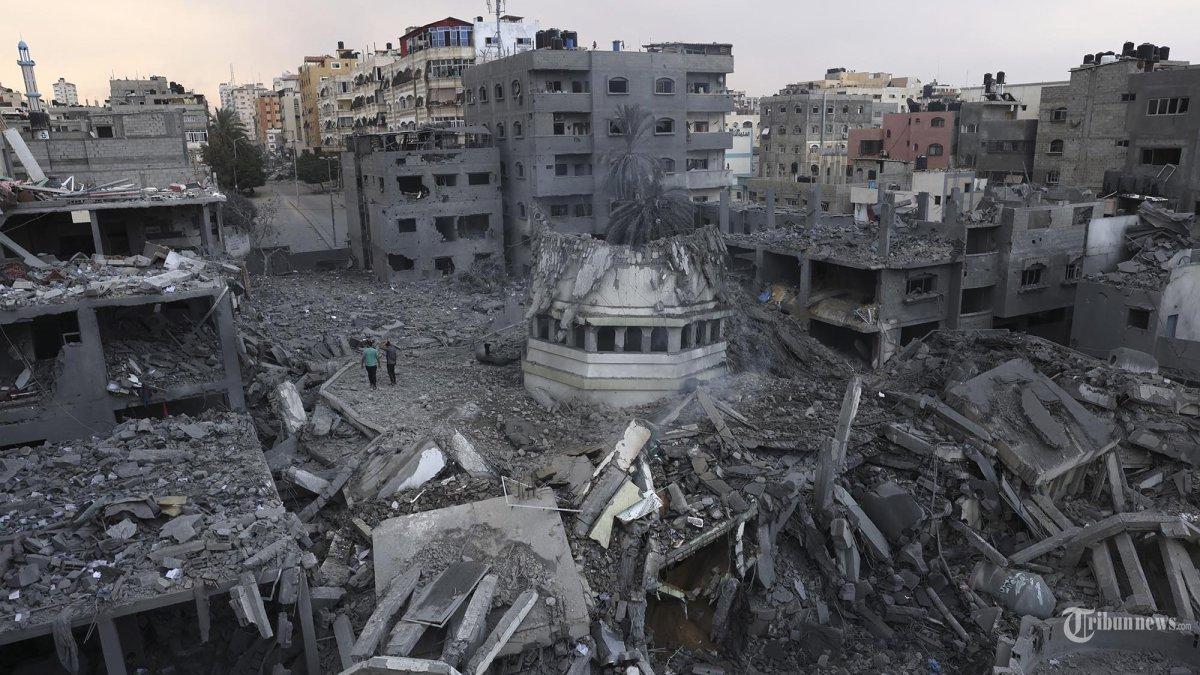 Warga Palestina memeriksa kehancuran di sekitar Masjid Ahmed Yassin, yang diratakan oleh serangan udara Israel, di Kota Gaza pada awal 9 Oktober 2023. Israel tanpa henti menggempur Jalur Gaza semalaman hingga 9 Oktober ketika pertempuran dengan Hamas berlanjut di sekitar Jalur Gaza, seiring dengan banyaknya korban jiwa. jumlah korban perang melawan pejuang Palestina melonjak di atas 1.100 orang.