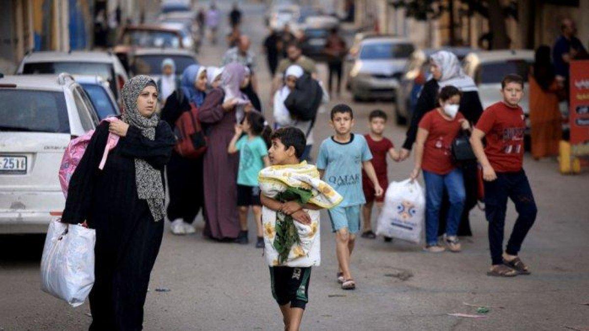Warga Palestina yang membawa barang-barang mereka melarikan diri ke daerah yang lebih aman di Kota Gaza setelah serangan udara Israel, pada 13 Oktober 2023. Israel menyerukan relokasi segera bagi 1,1 juta orang di Gaza di tengah pemboman besar-besaran sebagai pembalasan atas serangan Hamas, dengan peringatan PBB tentang konsekuensi yang “menghancurkan”.