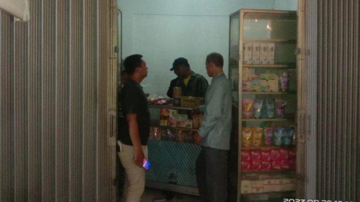 Warga RT 04/RW 10 saat menggerebek toko kosmetik yang menjual ribuan obat daftar G, Cipayung, Jakarta Timur, Selasa (29/8/2023).