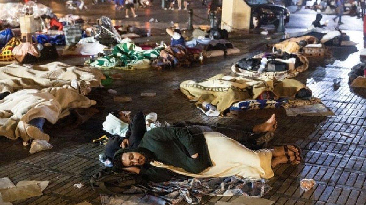 Warga berlindung di sebuah alun-alun setelah gempa bumi di Marrakesh pada 9 September 2023.
