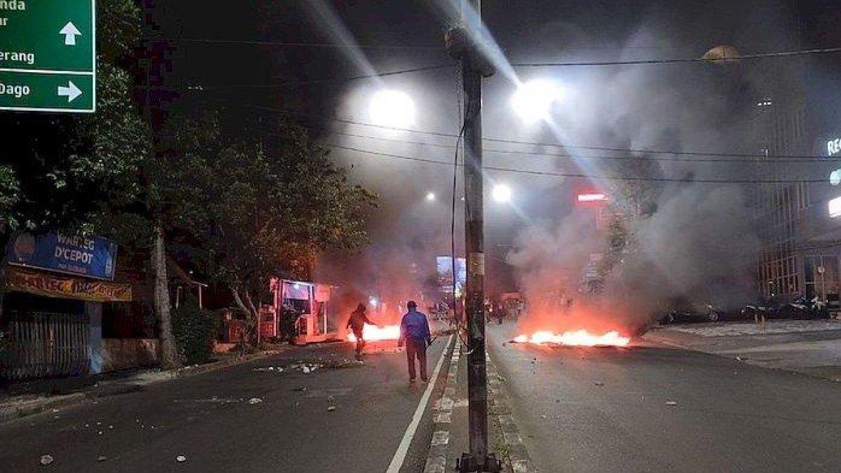 Warga membakar ban bekas dan memblokir Jalan Ir H Djuanda atas sekitar Terminal Dago, Senin (14/8/2023) malam