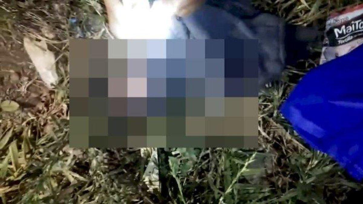 Warga saat mengevakuasi sosok bayi yang ditemukan di area Permakaman, Rabu (18/10/2023).