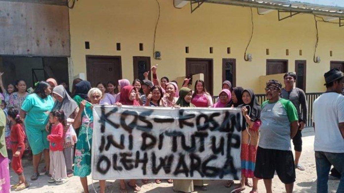 Warga saat menggeruduk kos-kosan