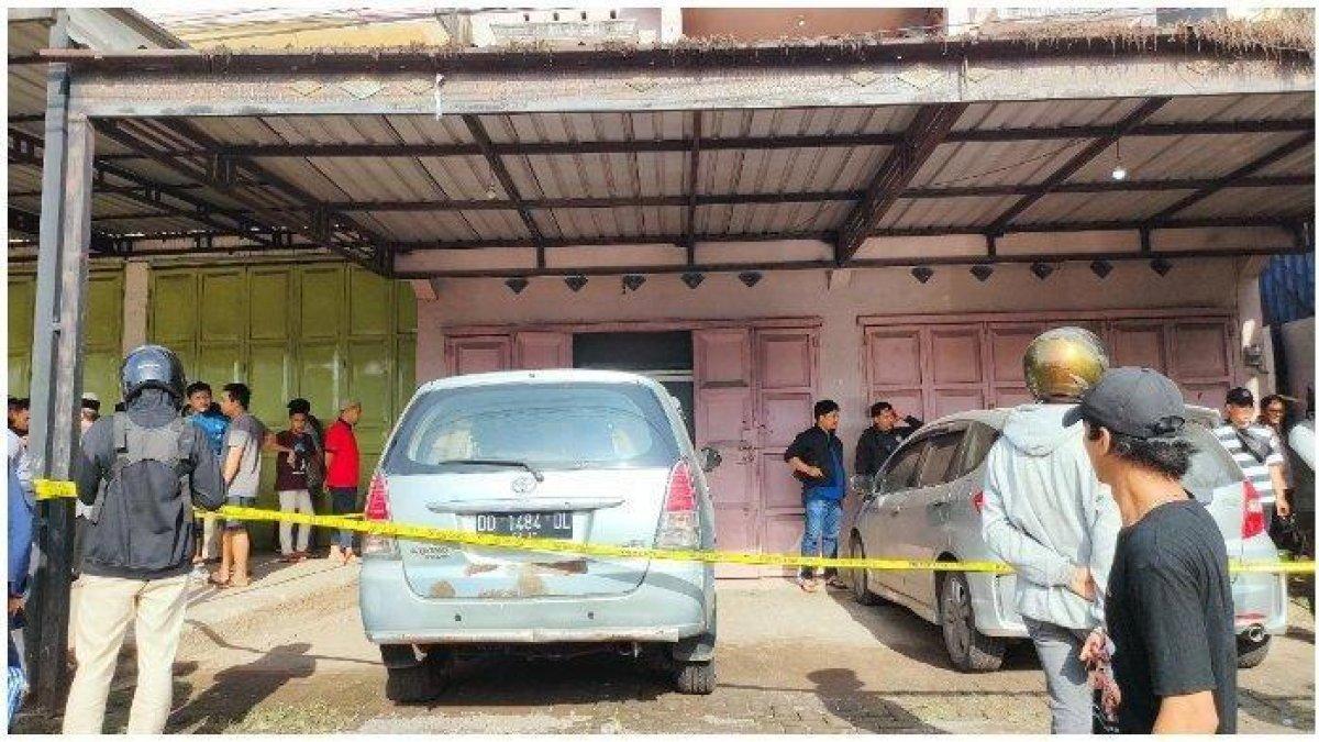 Warga terlihat berkerumun di sekitar garis polisi yang terpasang di lokasi penemuan dua jenasa ayah dan anak di Kabupaten Maros.