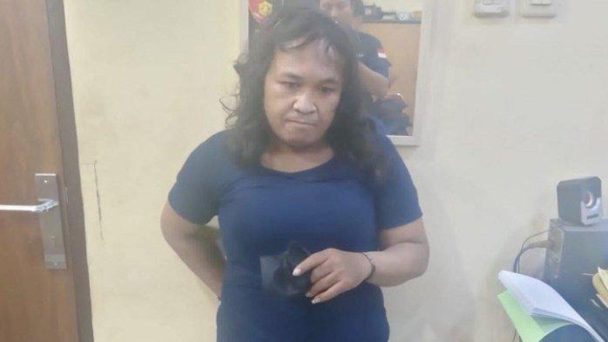 Waria di Bekasi saat diamankan polisi terkait dugaan pembunuhan.