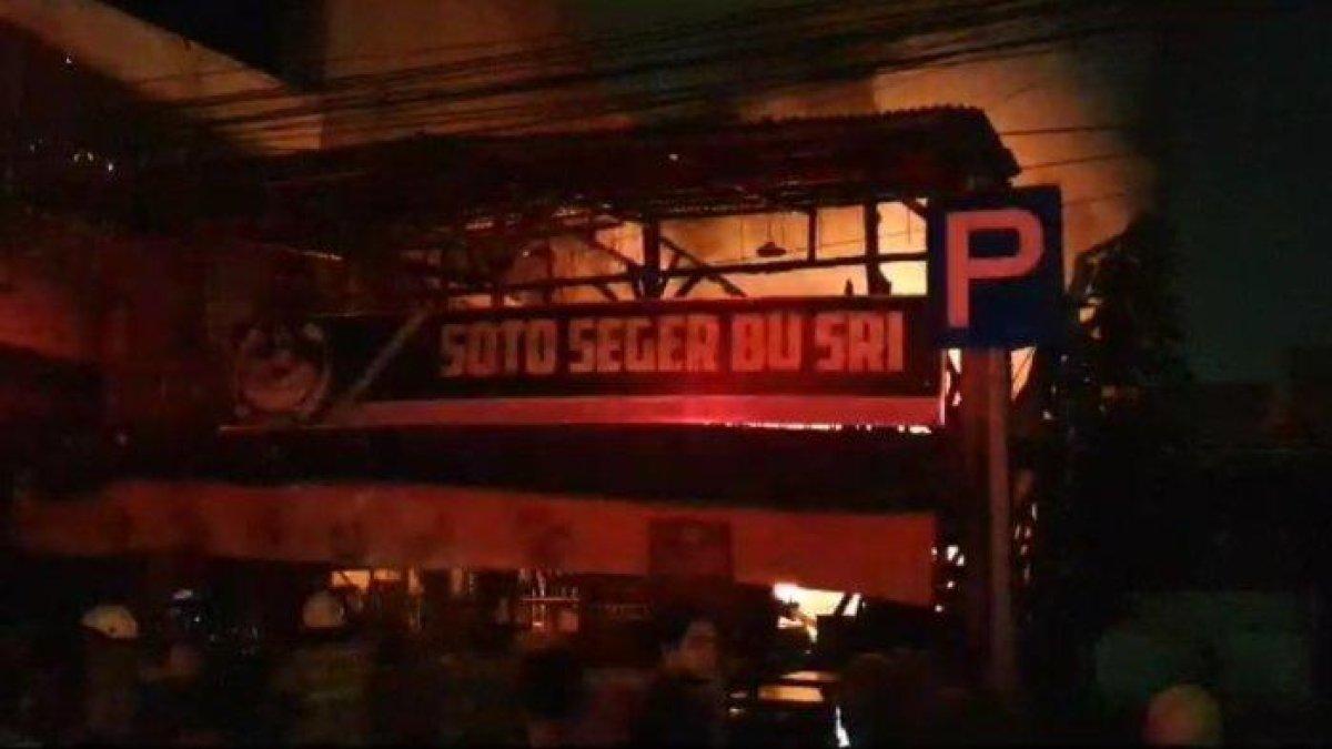 Warung makan Soto Seger Bu Sri di dekat Mal Gandaria City, Kebayoran Lama, habis dilahap si jago merah, pada Jumat (11/8/2023) malam.