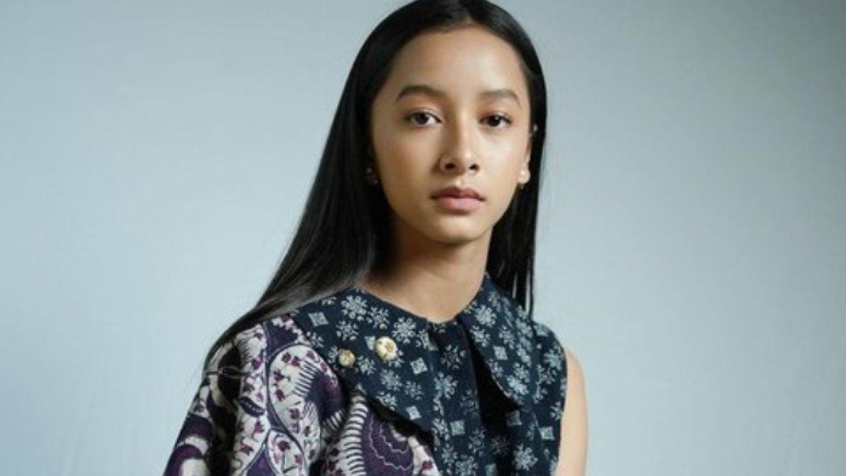 Widuri cantik kenakan batik