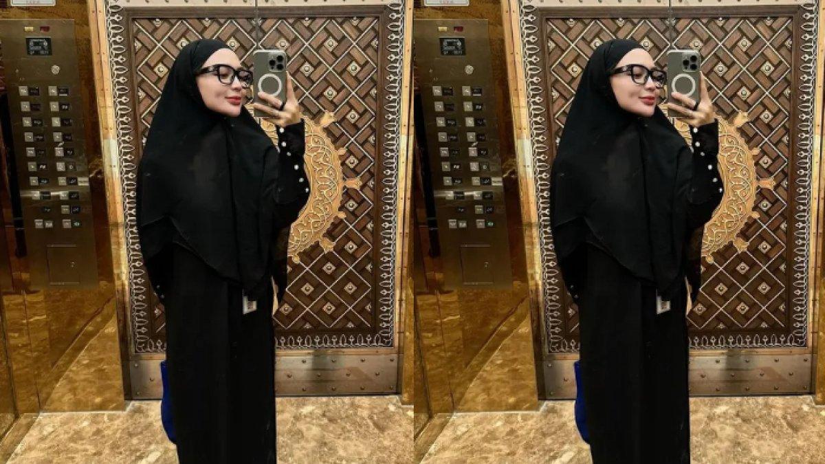 Wika Salim saat foto selfie