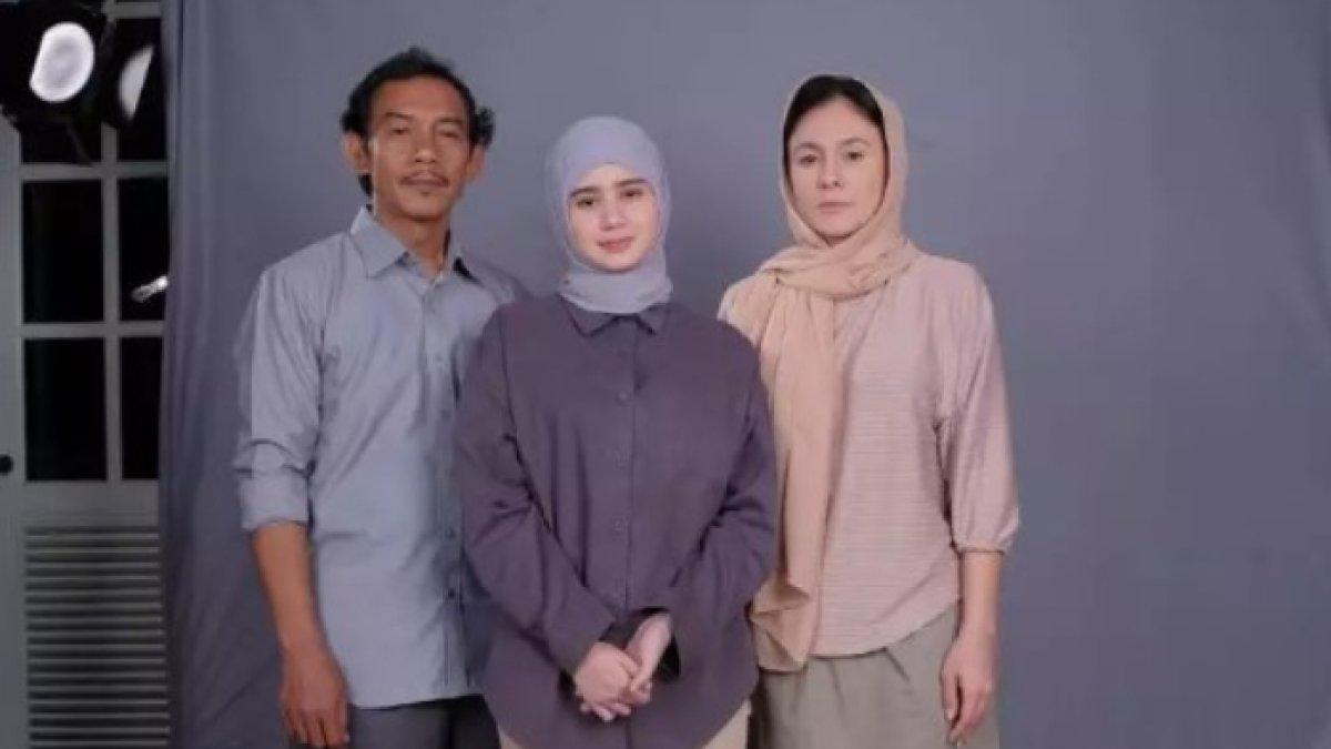 Wulan Guritno tampak bersahaja dan kenakan kerudung.