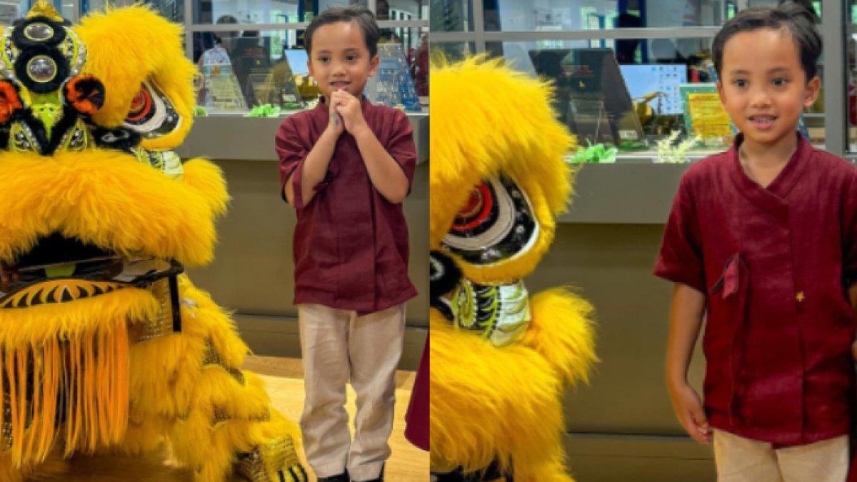 Xabiru anak sulung Rachel Vennya tampil dengan kemeja warna merah maroon