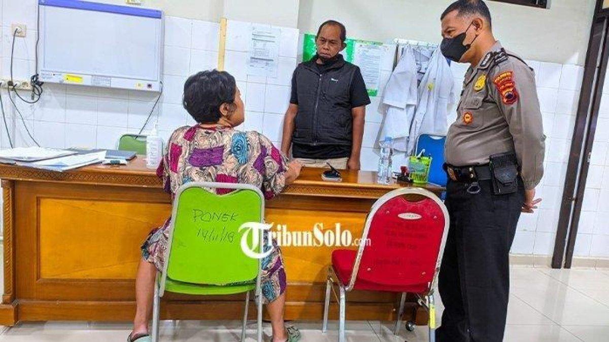 YC saat diinterogasi oleh petugas polisi di Solo usai dilaporkan memotong alat vital suami