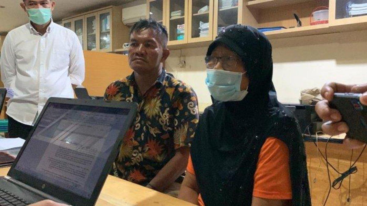 YS penjual sabu sedang menjalani pemeriksaan di kantor polisi, Selasa (19/9/2023)