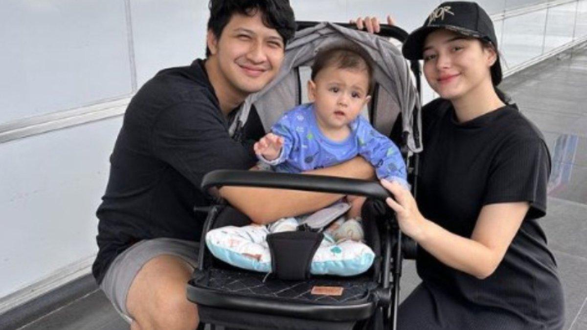 Yasmine Ow dan Aditya Zoni momong anak