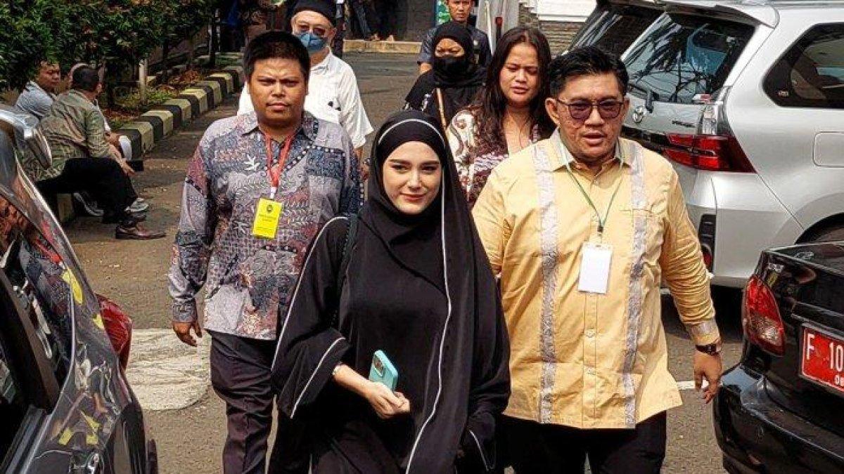 Yasmine Ow mengenakan busana serba hitam