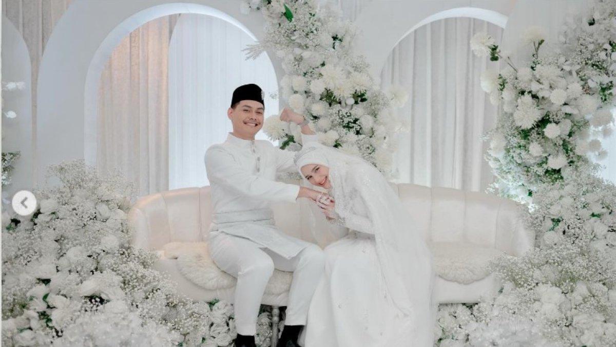 YASMINE OW MENIKAH LAGI - Yasmine terlihat mencium tangan sang suami.