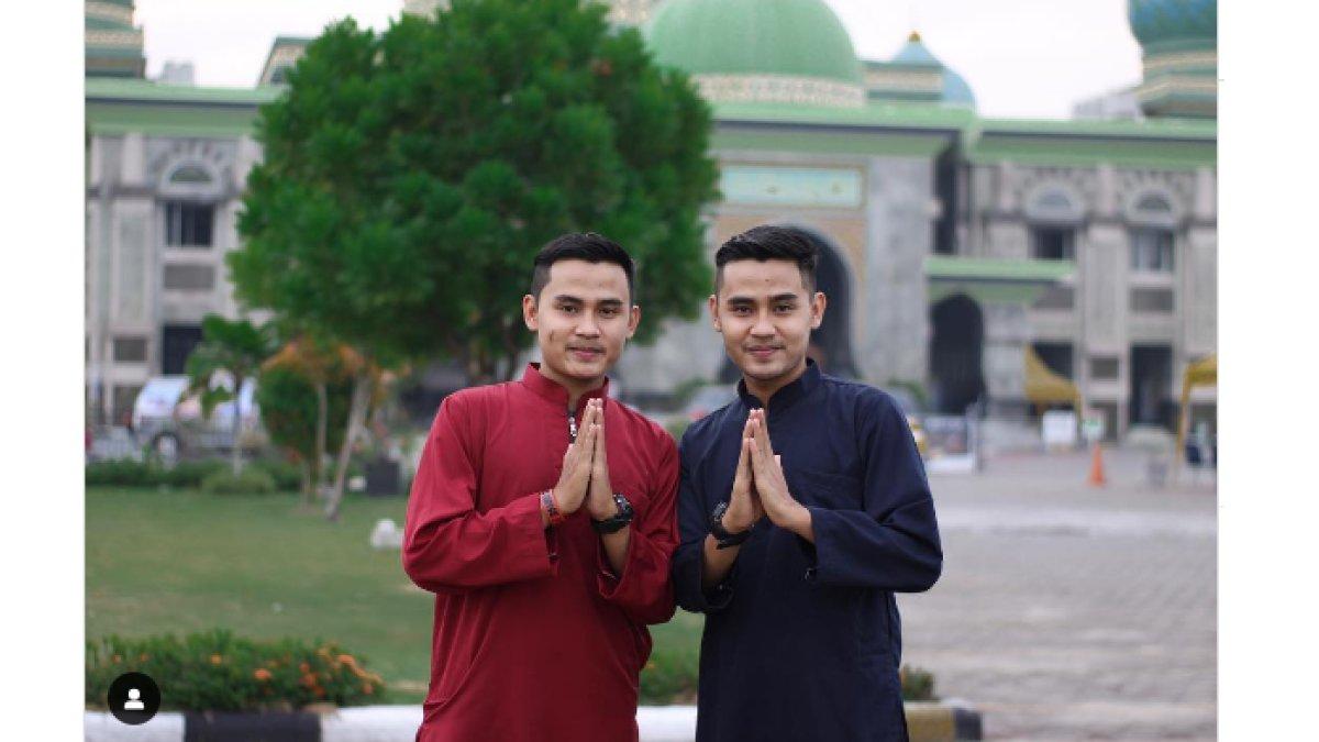 Yogi Ilham bersama kembarannya.