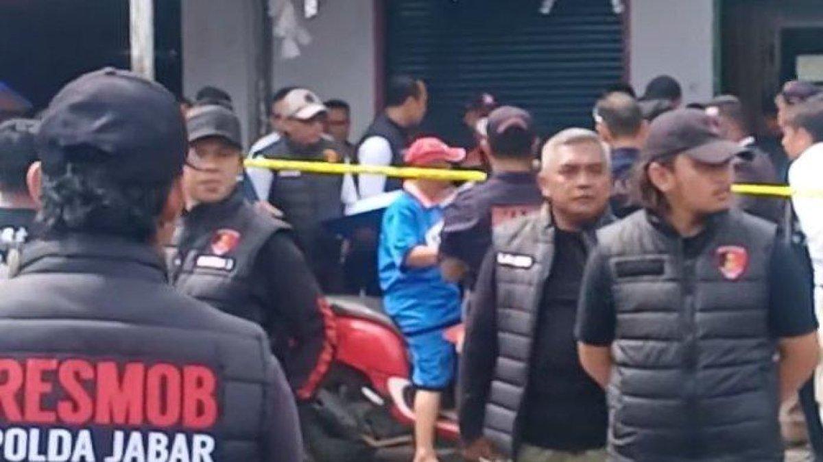 Yosef pakai topi merah saat rekonstruksi kasus subang.