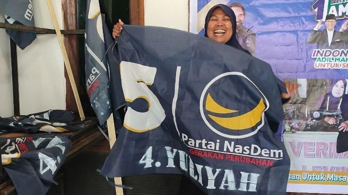 Yuliyah Sukarja, sedang menjahit pakaian di kontrakannya yang dijadikan tempat usaha di jalan Pangeran Cakrabuana Kelurahan Sendang Kecamatan Sumber Kabupaten Cirebon Jawa Barat, Kamis (25/1/2024). Yuliyah menjadi caleg dari partai Nasdem Dapil 3 DPRD Kabupaten Indramayu.