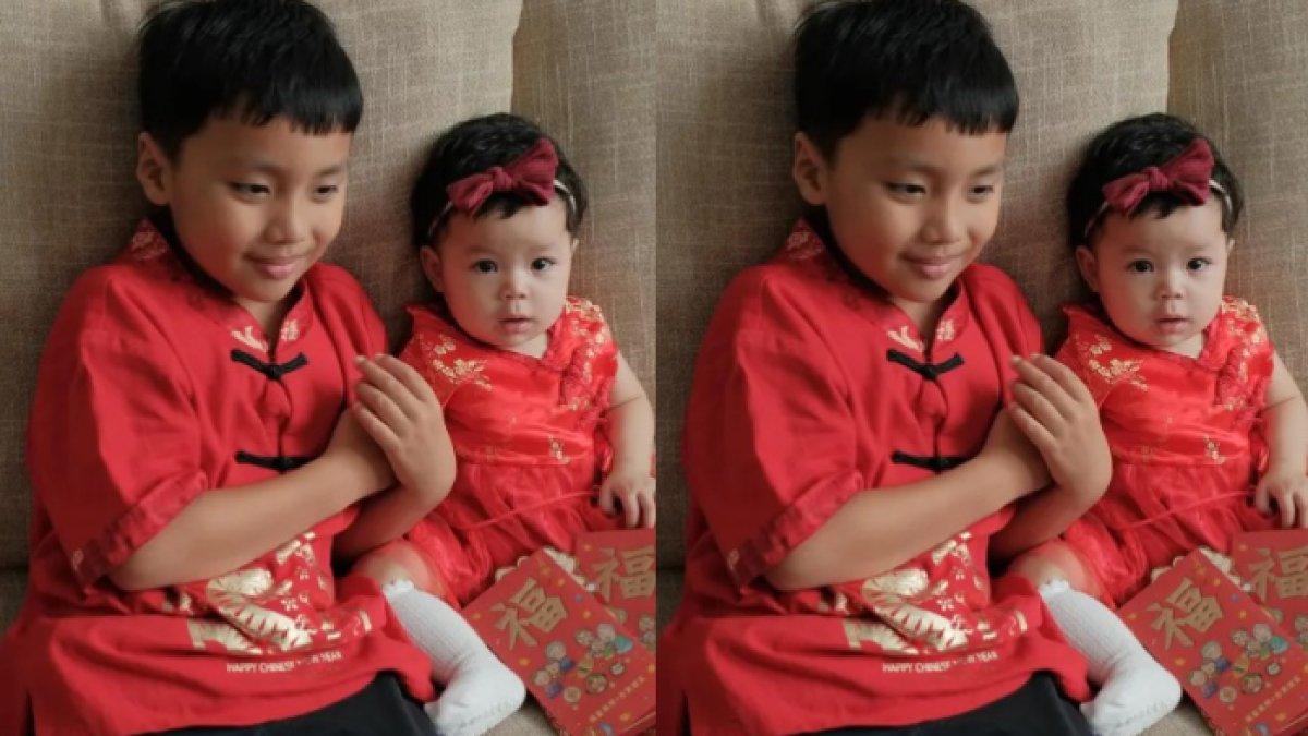 LARISSA RAYAKAN IMLEK - Kedua anak Larissa Chou, Yusuf dan baby Alesha gemas pakai cheongsam.