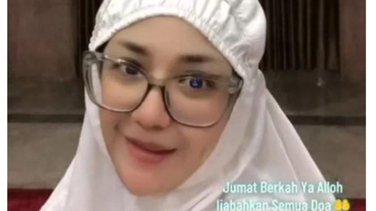 SOSOK YUYUN PEMERAN SANTI DI SINETRON JIN DAN JUN - Kini, Yuyun tak hanya dikenal sebagai aktris senior yang penuh nostalgia, tetapi juga sebagai figur inspiratif di media sosial. 