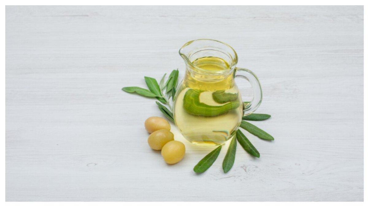MINYAK ZAITUN UNTUK GIGI - Minyak zaitun adalah lemak alami yang dapat menempel pada noda dan mengangkat perubahan warna pada gigi