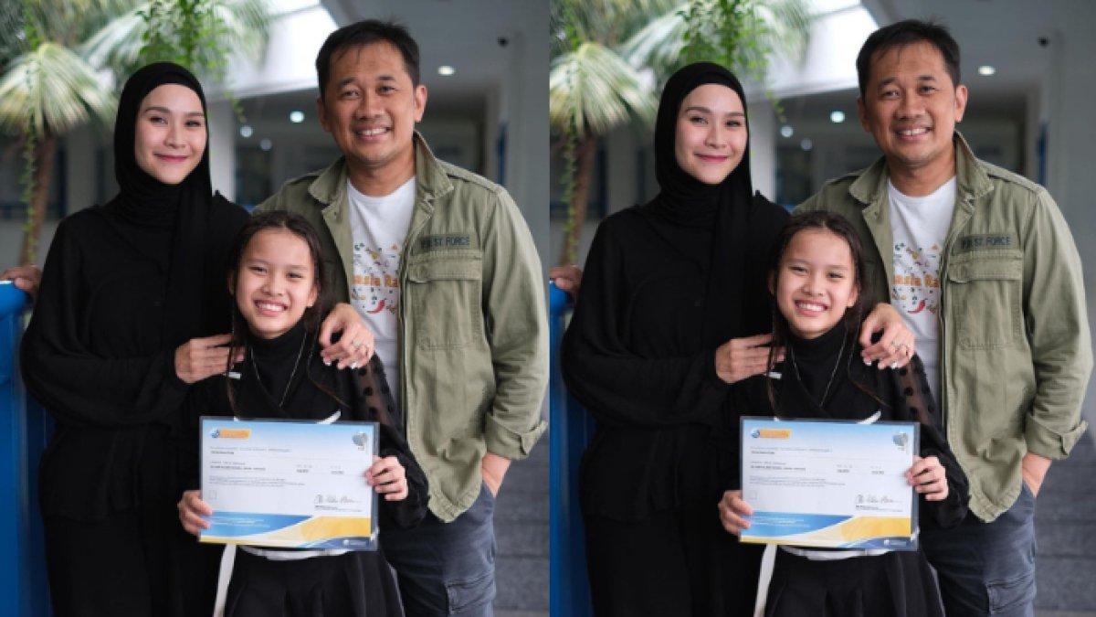 Zaskia Adya Mecca dan Hanung Bramantyo tampil sederhana di wisuda anak