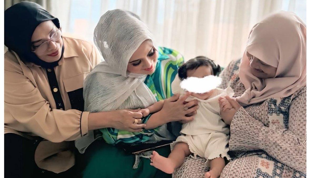 Zaskia Sungkar dan Irwansyah berbagi momen kebersamaan baby Humaira bersama keluarga besar mereka. 