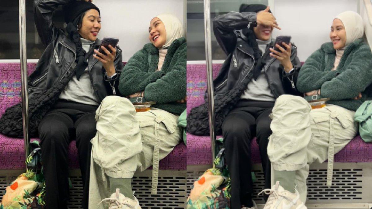 Zaskia tampil keren memakai hijab berwana putih tulang, turtleneck, jaket warna hijau gelap serta celana cargo warna sage green.