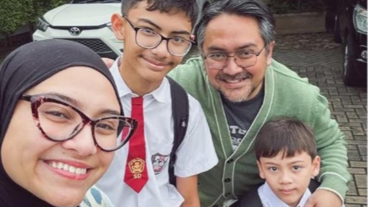 MOMEN MASUK SEKOLAH - Zee Zee Shahab dan Prabu Revolusi juga tak lupa mengabadikan momen anak-anaknya hari pertama sekolah.