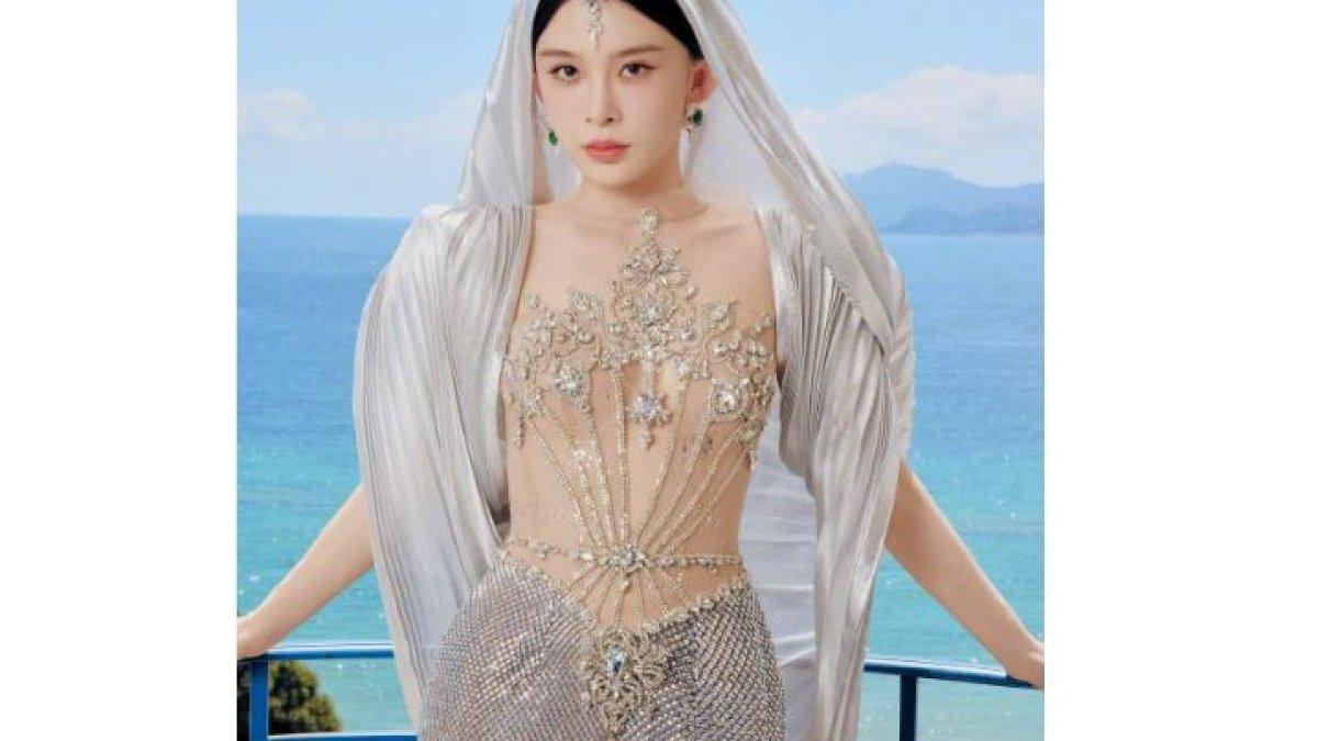 SOSOK ZHAO YINGZI DIUSIR - Zhao Yingzi malam itu tampil mencolok dengan gaun transparan berhias payet perak yang hanya menutupi bagian-bagian penting tubuhnya.