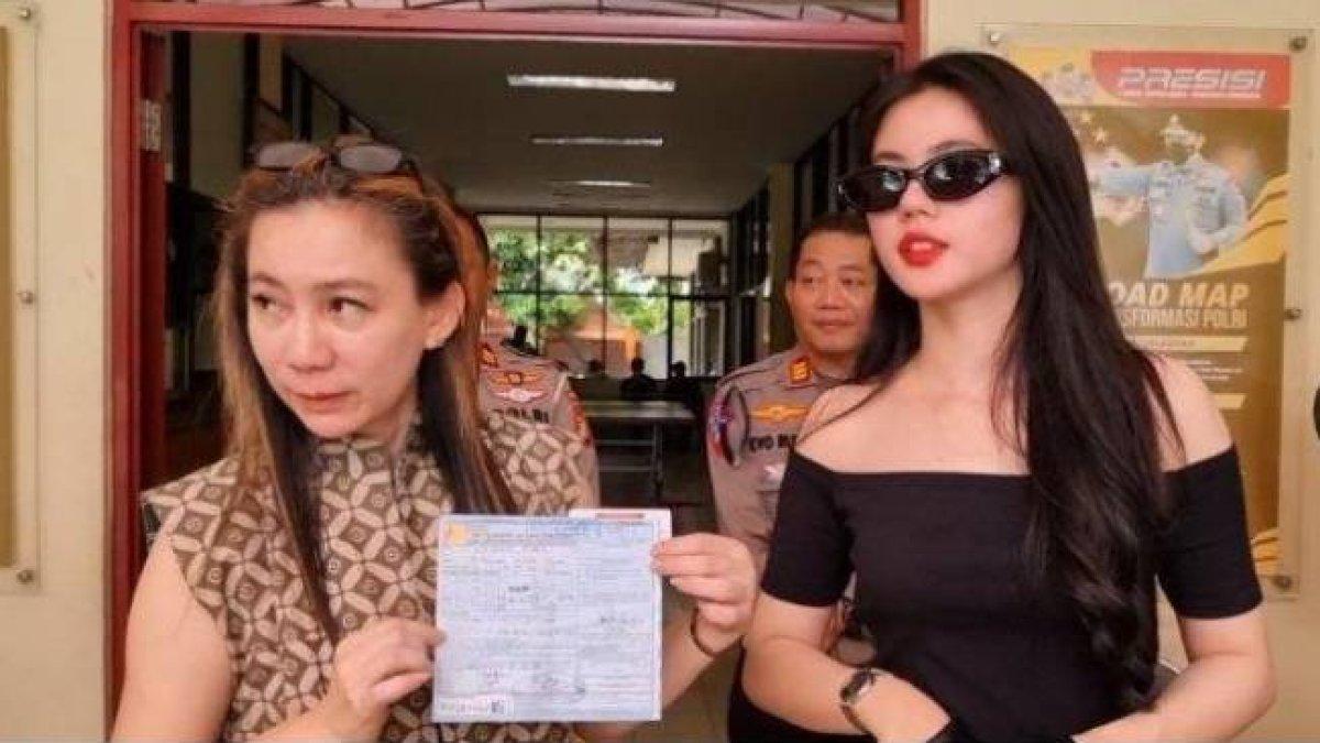Zoe Levana, Tiktokers yang curhat nyangkut di jalur busway, berujung ditilang polisi.