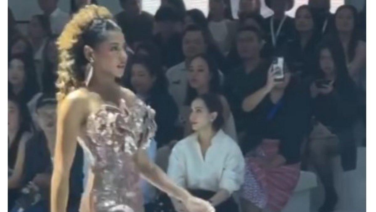 Zsa Zsa Utari muncul sebagai salah satu model di Jakarta Fashion Week (JFW).