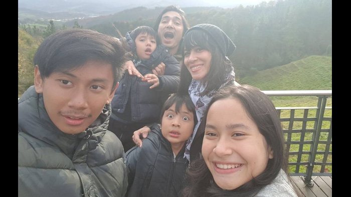 Inilah profil dan akun medsos Satine Zaneta anak dari aktor terkenal Abimana Aryasatya ini sekarang ikut terjun ke dunia film